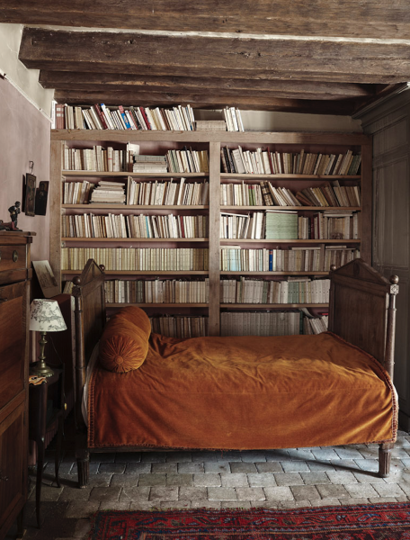 castle decor available for rent in Tours, FRANCE with historical ambiance