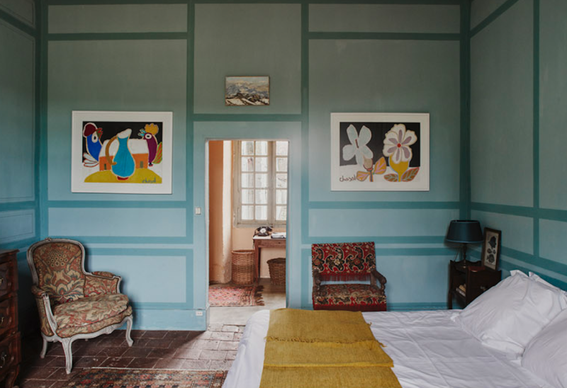 find a typical venue such as a castle for a professional photoshoot session in FRANCE