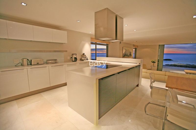 Suggest a Location for a Photo Shoot Either in France or Abroad for Best Results Possible