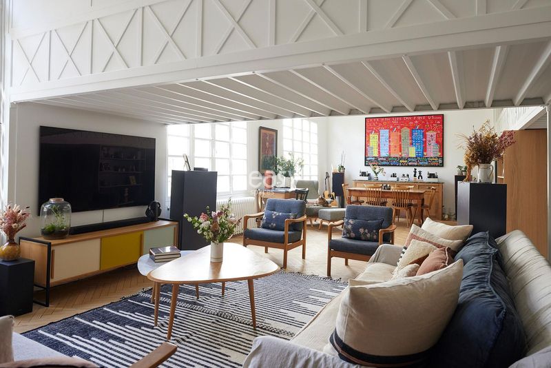 location where the photograph was taken, specifically in the city of Paris, FRANCE