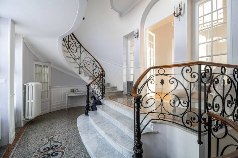 Rent a beautiful Belle Époque villa for a photoshoot in the Provence-Alpes-Côte d'Azur region of FRANCE