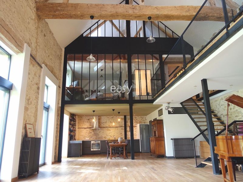 Unique and atypical loft space designed perfectly for photography shooting sessions in Paris, France