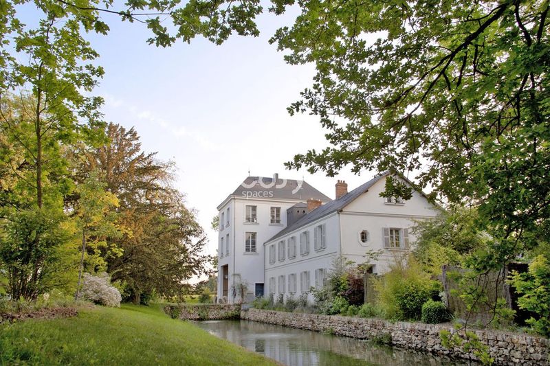 to propose a suitable and attractive event venue location in the city of Paris