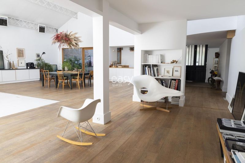 photography studio available for rent in Paris, France, for professional photo shoots