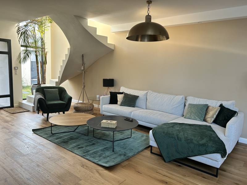 location of a contemporary villa in Bordeaux, France, for professional photo production purposes