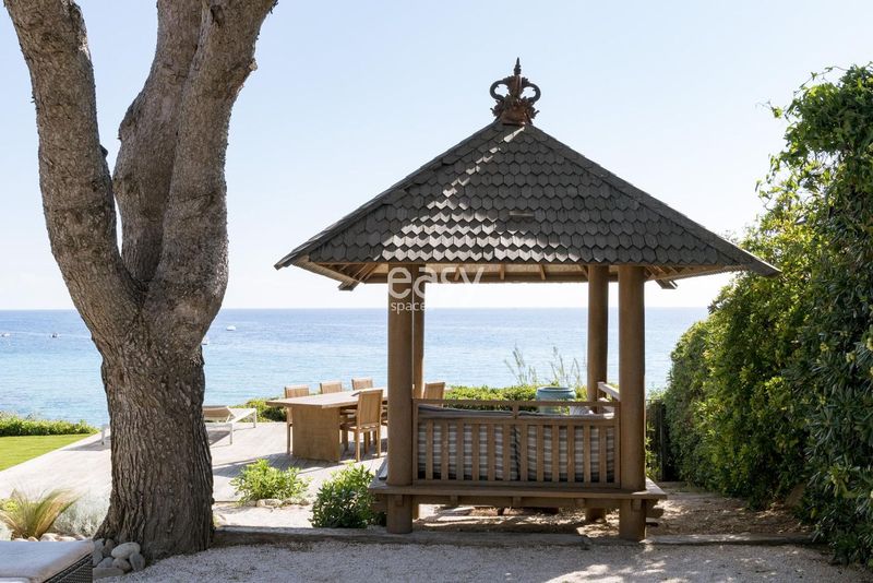 Villa directly on the water ideal for professional photo and video shooting in FRANCE