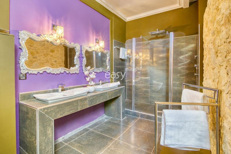 finding an appropriate and picturesque setting or background for a professional photo shoot in the city of Toulouse