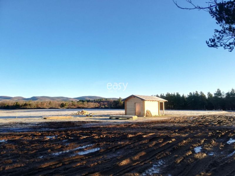 find a dry and barren landscape suitable for a photo shoot located in the southern region of FRANCE