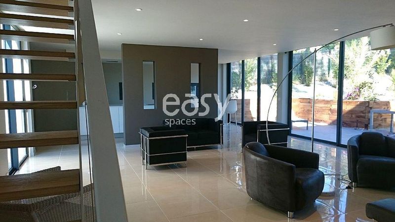 Who knows about a filming location close to the beautiful area of Arcachon?