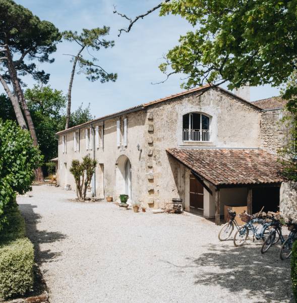 Bastide available for rent in Bordeaux, FRANCE, perfectly suited for professional photoshoots and filming projects