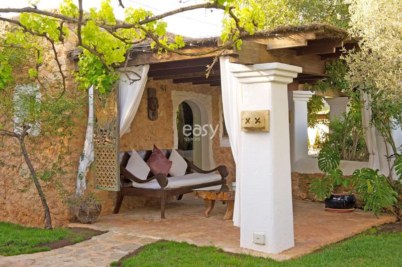 How to Effectively Propose a Venue for Hosting an Event in Various Contexts?