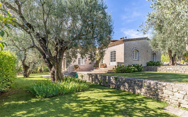 Decorative setting designed specifically for professional photo shooting sessions in Cannes, FRANCE