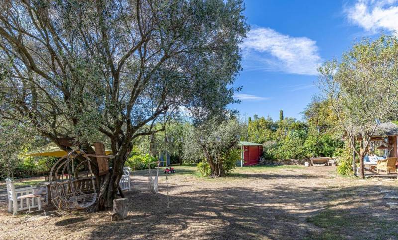 Renting a Beautiful and Spacious House for a Professional Photo Shoot in Cannes, FRANCE