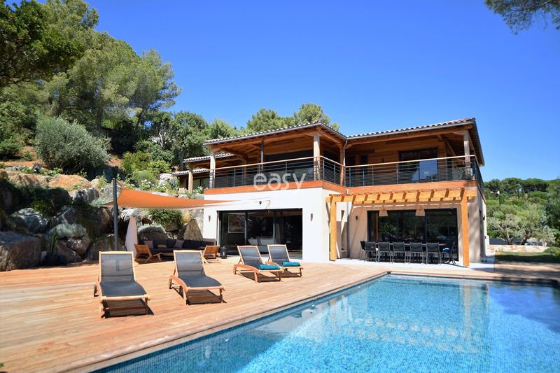 location for a professional photo shoot session in the beautiful town of Saint Tropez