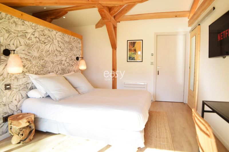 find an appropriate and attractive setting or backdrop for a professional photo shoot session