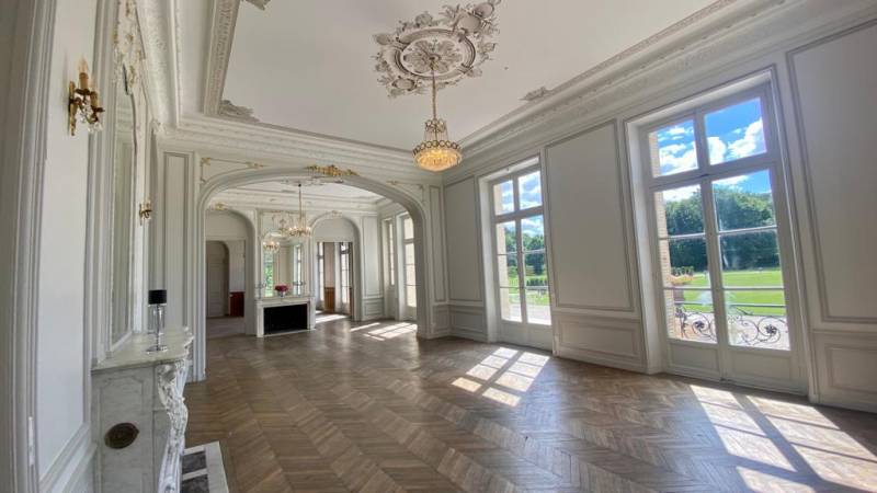 Haussmannian-style location available for rent in Paris, France, ideal for photo or video shoot