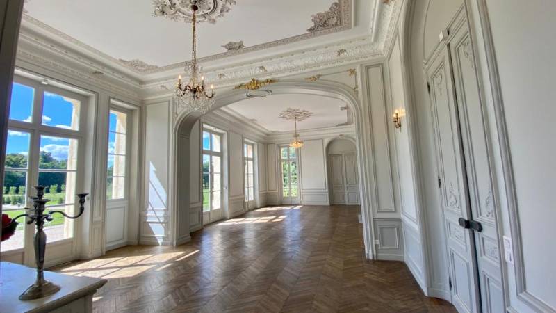 Rent an elegant and prestigious Haussmann-style venue located in the heart of Paris, France, for your professional photo shoot