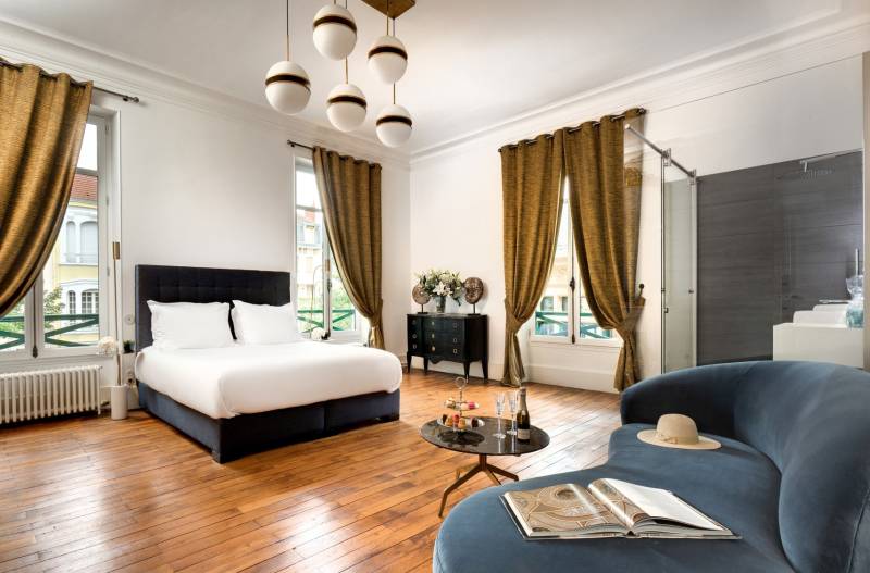 Beautiful large and bright room available for professional photo shooting rental in FRANCE