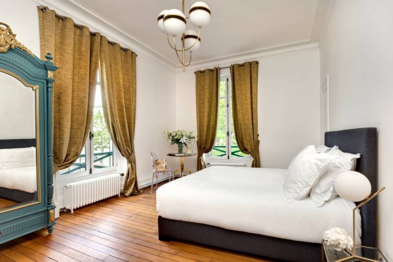 Beautiful and spacious room available for rent specifically for professional filming and shooting purposes in FRANCE