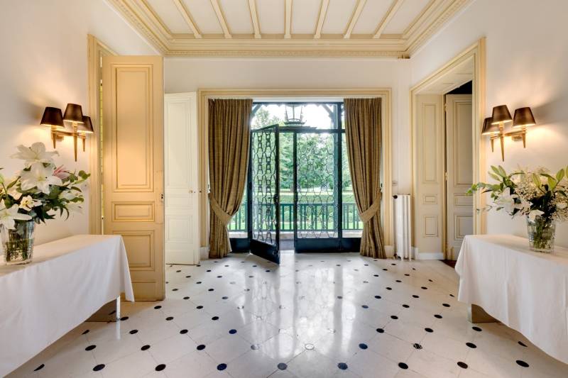 Scenery available for rent for filming purposes near Lyon, FRANCE