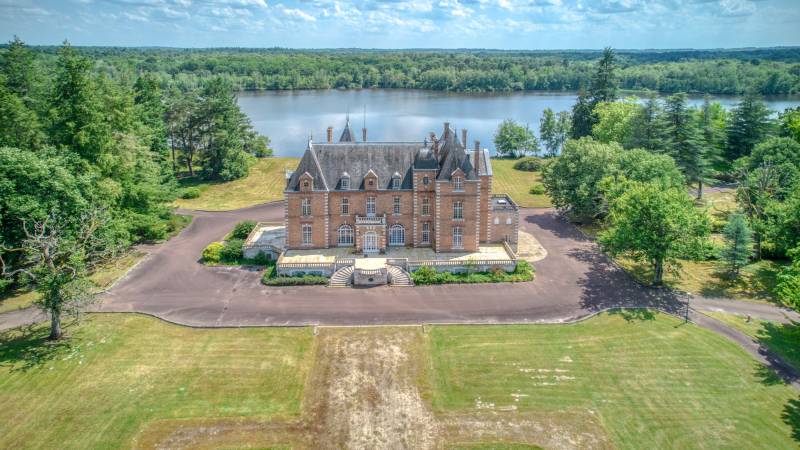 Castle available for rent in France for professional photography and shooting sessions in Paris