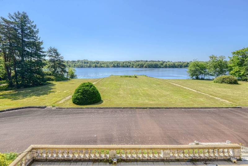location of the photo shoot by the lakeside in the Île-de-France region of FRANCE