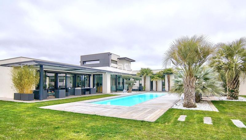 Filming location in Toulouse, France, featuring a swimming pool suitable for various production needs