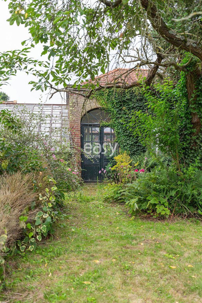 location type artist's studio suitable for filming purposes in Lille, FRANCE