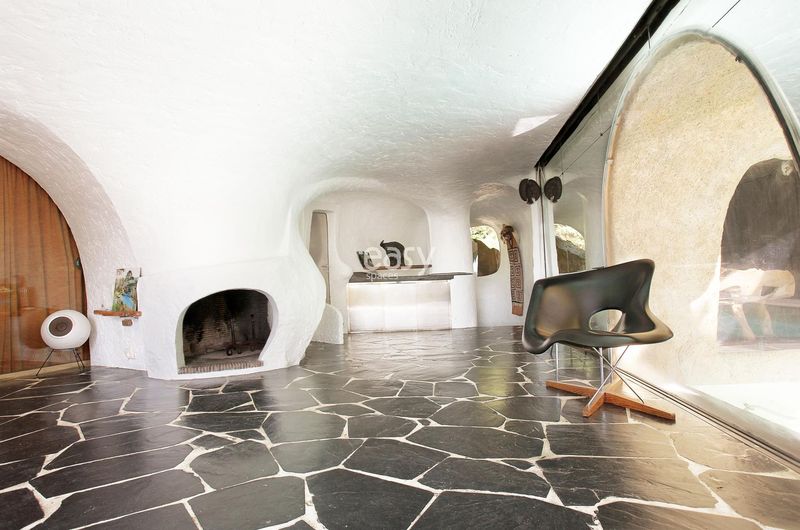 suggesting a suitable and ideal location for a professional photo shoot in Paris