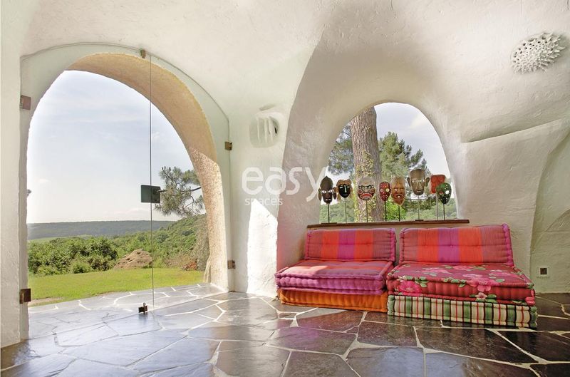 Unique and Unconventional Parisian Decor Location for an Exceptional Photo Shoot Experience