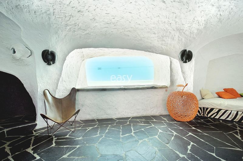 suggesting an appropriate location for shooting to a specialized agency that handles film productions