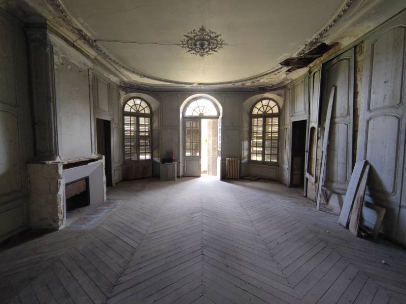 Worn-Out and Distressed Locations Suitable for Photoshoot Scenes in FRANCE