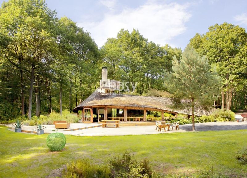 Place available for hosting an event in the city of Paris which is popular for various functions