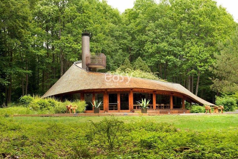 A unique and unusual space located in the heart of Paris with an atypical charm