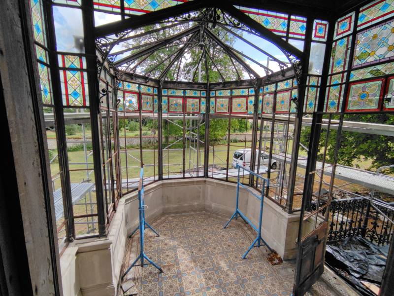 Dilapidated manor house available for rent for professional photo shoots in Reims, France