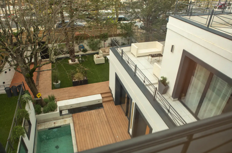 Villa with a beautiful garden specifically designed for hosting event activities in Paris, FRANCE