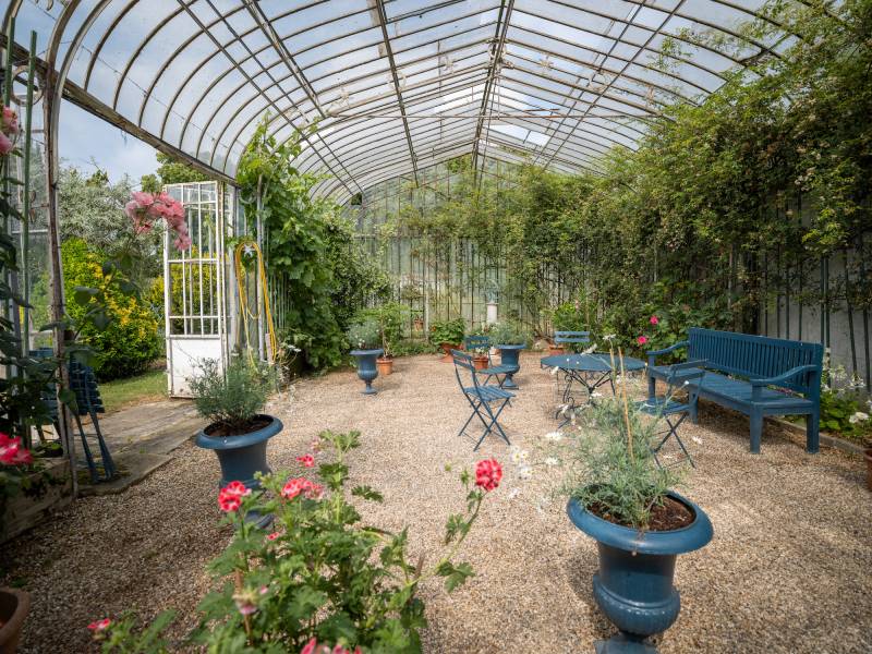rent a greenhouse for a photoshoot location in Paris FRANCE with ideal conditions for professional photography sessions