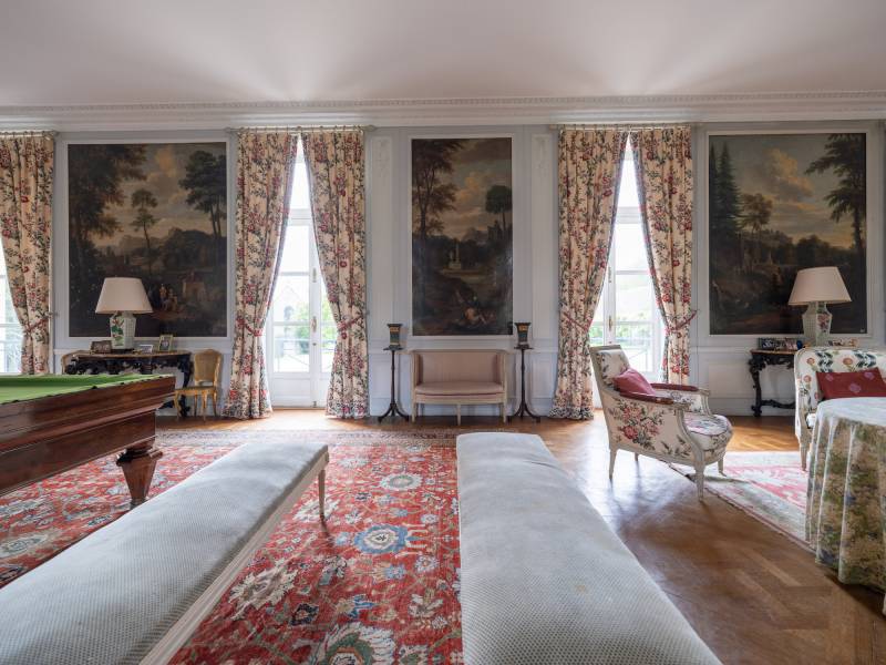 rent a castle for an elegant cocktail dinner party in Paris, France
