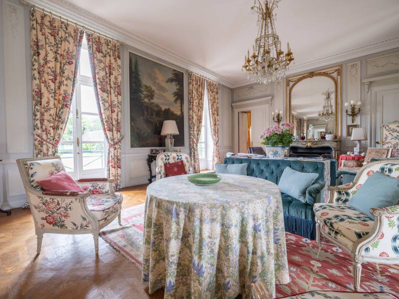 castle available for rent for film shooting purposes near Paris, FRANCE