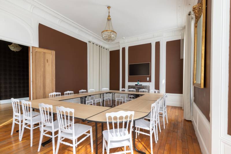 Event venue rental agency located in Paris, France, specializing in outstanding and unique spaces for all types of occasions