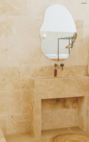 beautiful and spacious bathroom perfectly suited for professional photoshoots in the Camargue region of FRANCE