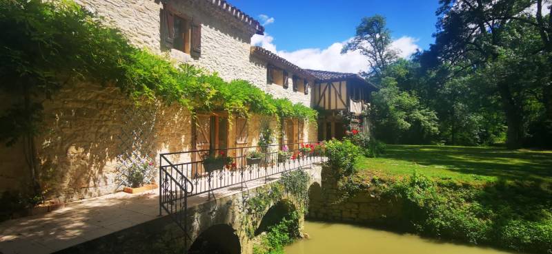 Photoshoot location beautifully situated near a scenic river in FRANCE