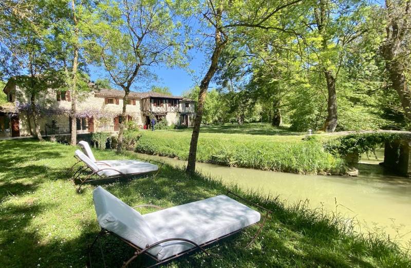 photo shoot location set in a charming and picturesque bucolic countryside environment in FRANCE