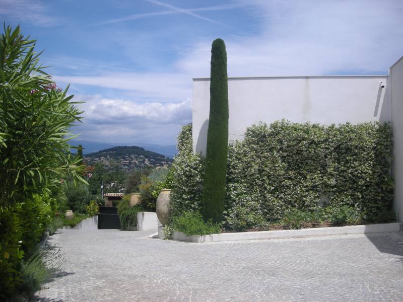 rent a venue in FRANCE for vehicle exhibition and display in Cannes