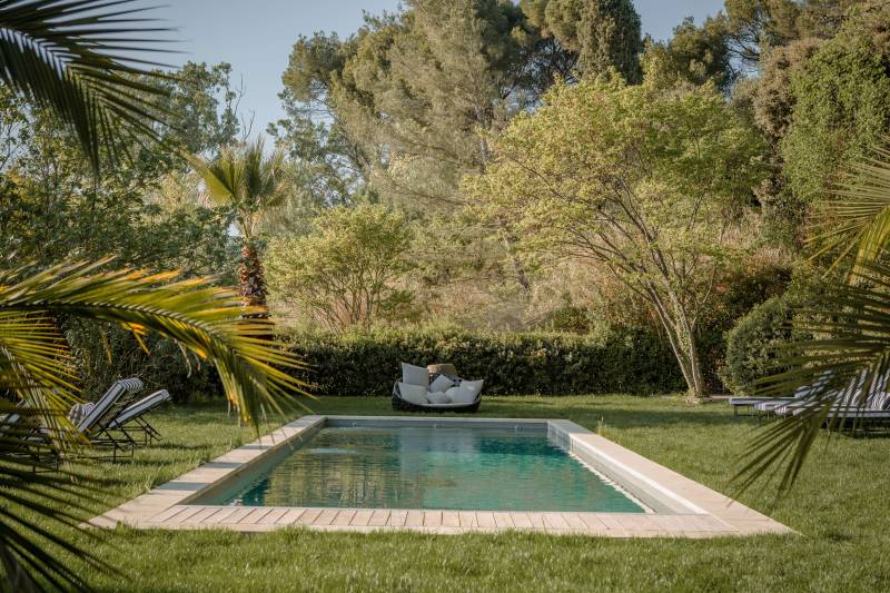 rent an unusual setting for filming in the Alpilles