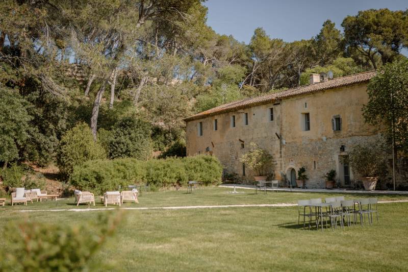 rent a farmhouse with vaulted ceilings for filming in Provence