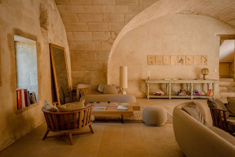 rent a venue with vaulted ceilings for a photo shoot in the Alpilles