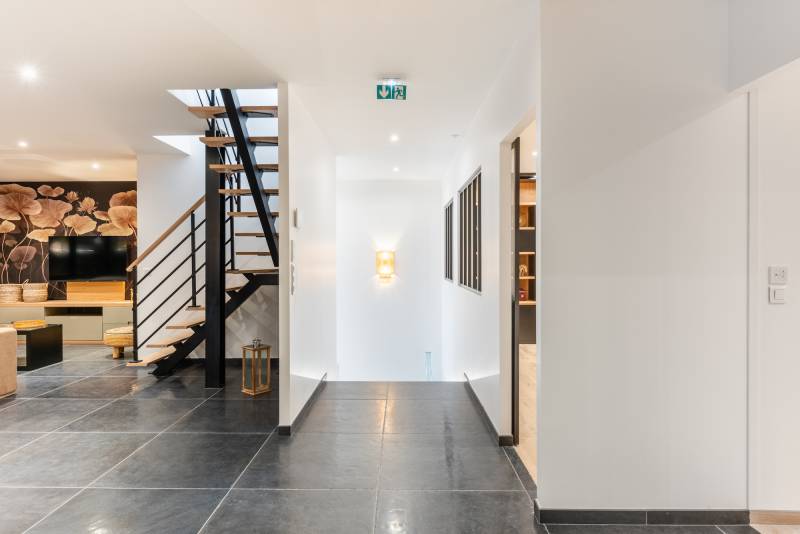 Spacious and Modern Showroom Space Available for Shooting, Filming, and Professional Events Near Paris