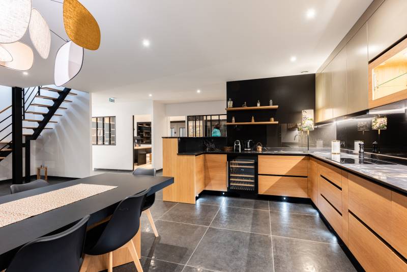 rental of a spacious and fully equipped showroom in Paris, FRANCE