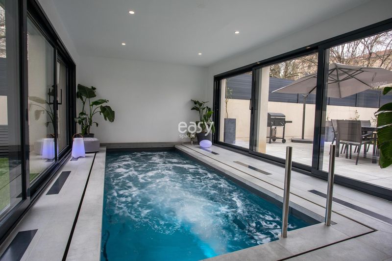 Place with a swimming pool for a photo shoot in Paris, FRANCE, featuring an elegant and stylish setting perfect for professional photography
